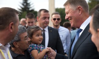 Klaus Iohannis a început în forță bătălia pentru un nou mandat. A fost întâmpinat cu entuziasm de oameni care s-au înghesuit să dea mâna cu el