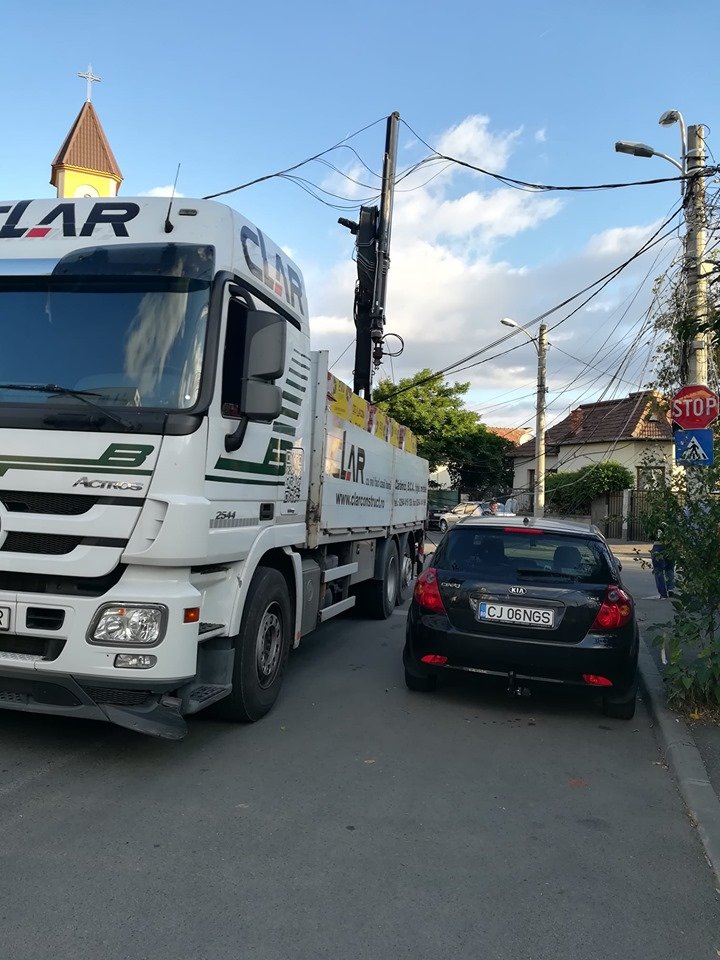 Camion în oraș! A rupt stâlpi de curent, căzuți pe conductă de gaz. Un trecător rănit
