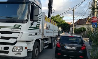 Camion în oraș! A rupt stâlpi de curent, căzuți pe conductă de gaz. Un trecător rănit