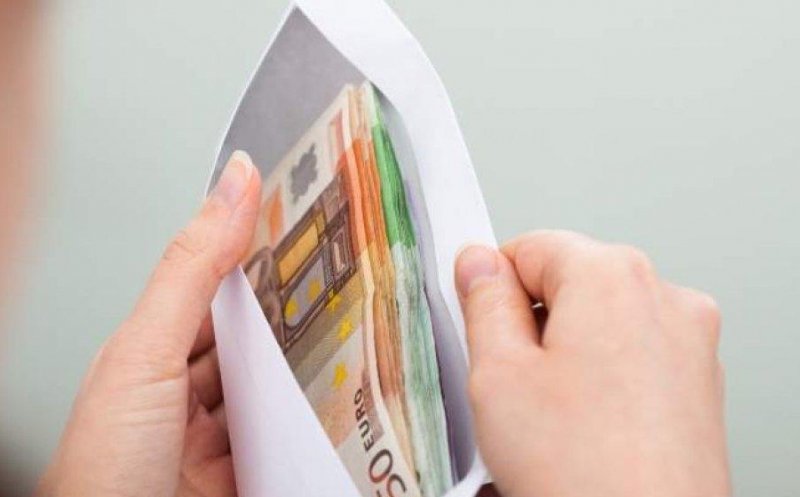 Câtă mită dai pentru o pensie de handicap? Medic din Cluj, cercetat de DNA