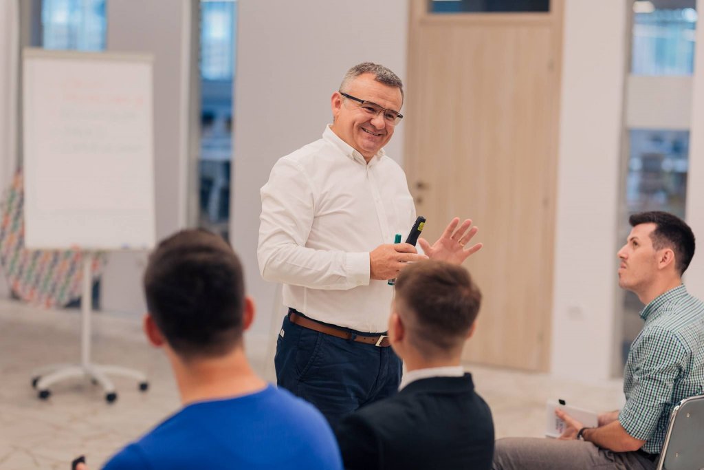 Un economist clujean a creat o platformă de educație financiară pentru cupluri