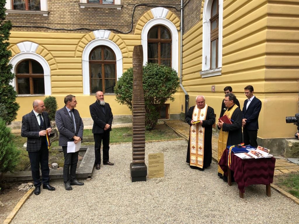Universitatea Babeș-Bolyai a inaugurat o statuie făcută din andezit de Ilva