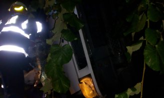 Dubă răsturnată, o femeie consultată la faţa locului