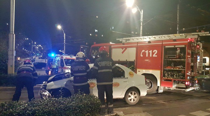 Taximetrist beat la volan! S-a băgat într-un tramvai pe strada Plopilor