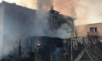 Incendiu puternic la un bloc de locuințe. Locatarii s-au autoevacuat