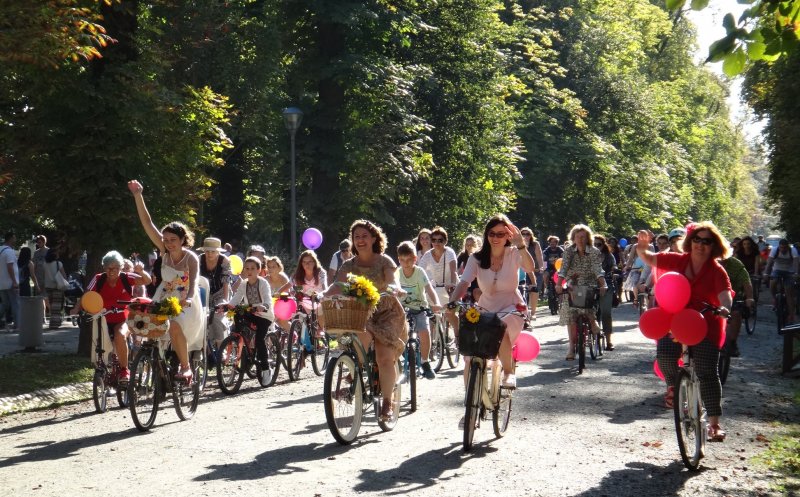 Velo Chic se apropie. Promenada elegantă de toamnă a biciclistelor din Cluj