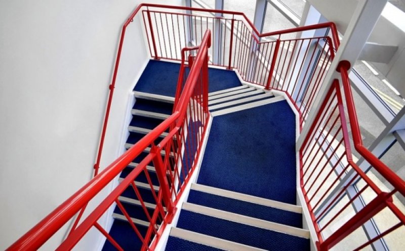 Joacă transformată în coșmar, într-o secundă! Copil în comă, adus cu elicopterul la Cluj, după ce a căzut de pe o balustradă