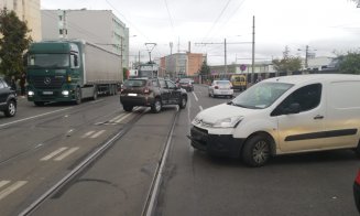 Accident pe o arteră aglomerată din Cluj. Trei mașini au fost avariate