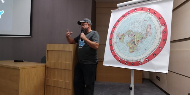 Adepţii teoriei Pământului Plat, la Cluj: "Imaginile cu Pământul din spaţiu pe care ni le oferă NASA sunt trucate"