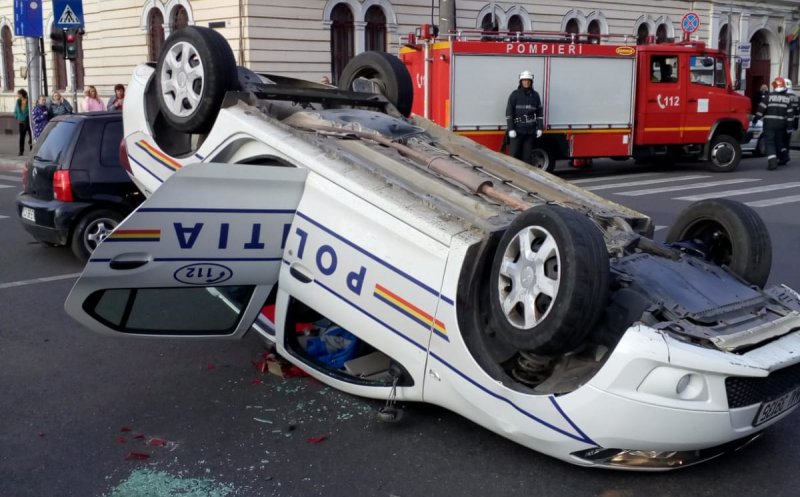 Mașină de poliție RĂSTURNATĂ, pe Dorobanților. Un șofer nu i-a acordat prioritate, deși avea sirena pornită