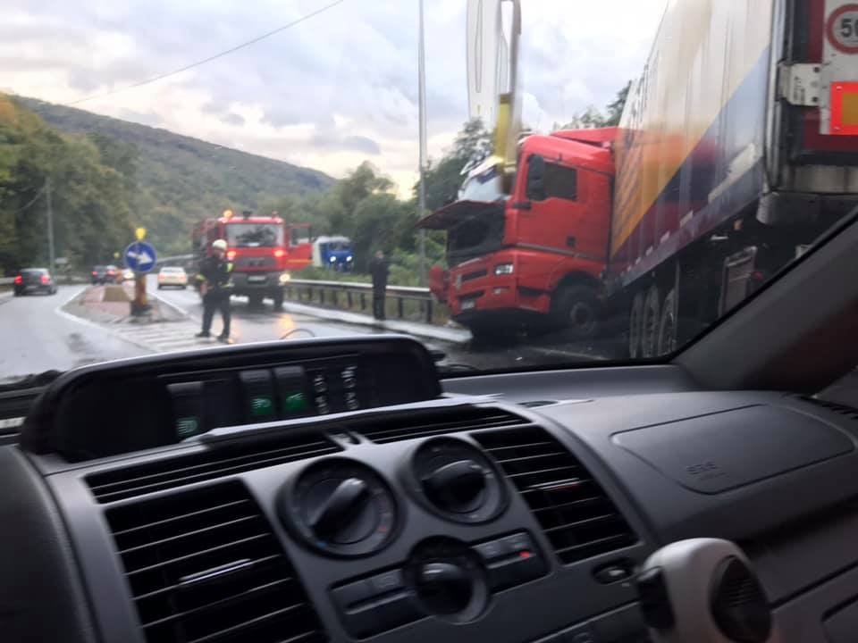 Autocamion derapat în Ciucea. Trafic îngreunat pe DN1 Cluj-Oradea
