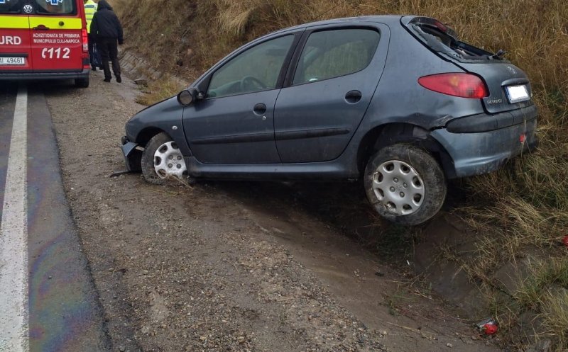 Accident după accident, la Cluj. Încă o mașină a derapat, din cauza vitezei neadaptate pe carosabilul umed