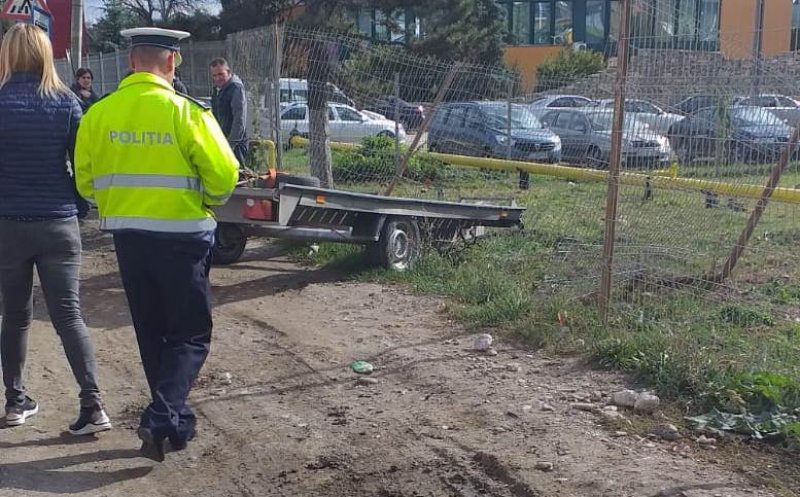 La un pas de o tragedie! Un tânăr a fost lovit de o mașină căzută de pe platformă