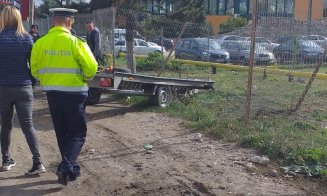 La un pas de o tragedie! Un tânăr a fost lovit de o mașină căzută de pe platformă