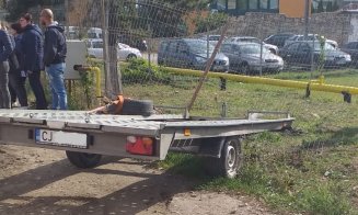 La un pas de o tragedie! Un tânăr a fost lovit de o mașină căzută de pe o platformă