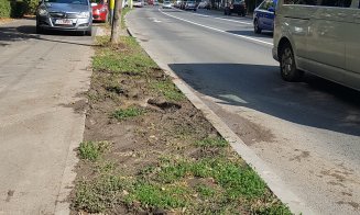 Trotuarul, parcarea preferată a şoferilor din Gheorgheni. "Iar s-a luat de la pietoni, nu de la maşini!"