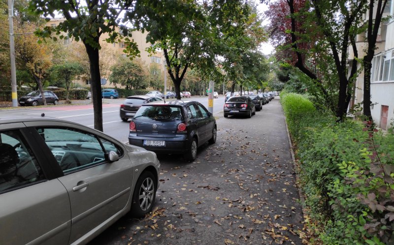 Trotuarul, parcarea preferată a şoferilor din Gheorgheni. "Iar s-a luat de la pietoni, nu de la maşini!"