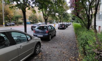 Trotuarul, parcarea preferată a şoferilor din Gheorgheni. "Iar s-a luat de la pietoni, nu de la maşini!"