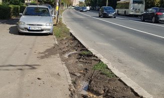 Trotuarul, parcarea preferată a şoferilor din Gheorgheni. "Iar s-a luat de la pietoni, nu de la maşini!"