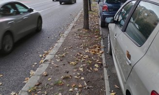 Trotuarul, parcarea preferată a şoferilor din Gheorgheni. "Iar s-a luat de la pietoni, nu de la maşini!"