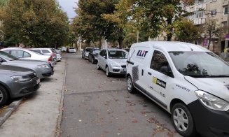 Trotuarul, parcarea preferată a şoferilor din Gheorgheni. "Iar s-a luat de la pietoni, nu de la maşini!"