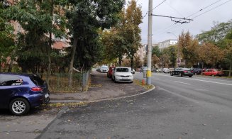 Trotuarul, parcarea preferată a şoferilor din Gheorgheni. "Iar s-a luat de la pietoni, nu de la maşini!"