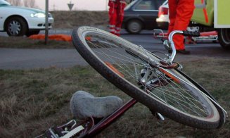 Biciclist băut, lovit de mașină într-un sens giratoriu