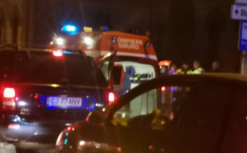 Biciclist accidentat pe banda de bus. A fost agățat cu portiera de clientul unui taxi