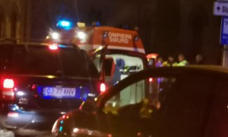 Biciclist accidentat pe banda de bus. A fost agățat cu portiera de clientul unui taxi