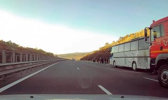 Alertă pe Autostrada Transilvania. Un autocar a luat foc