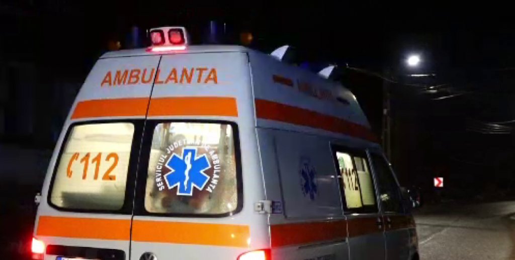 Mașină căzută de pe pod lângă Sucutard. Două persoane au rămas încarcerate