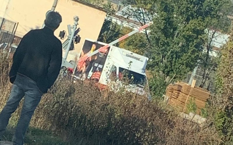 Ups, a fost prins! Șofer, blocat sub barieră la trecerea peste calea ferată