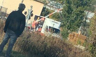 Ups, a fost prins! Șofer, blocat sub barieră la trecerea peste calea ferată