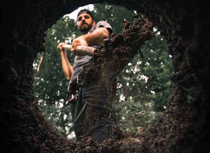 Fetiţă îngropată de vie, salvată de un bărbat care se pregătea să îşi înmormânteze copilul