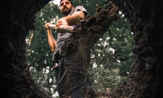 Fetiţă îngropată de vie, salvată de un bărbat care se pregătea să îşi înmormânteze copilul