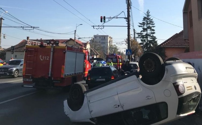 Mașină cu roțile în sus, pe Traian Vuia