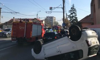 Mașină cu roțile în sus, pe Traian Vuia