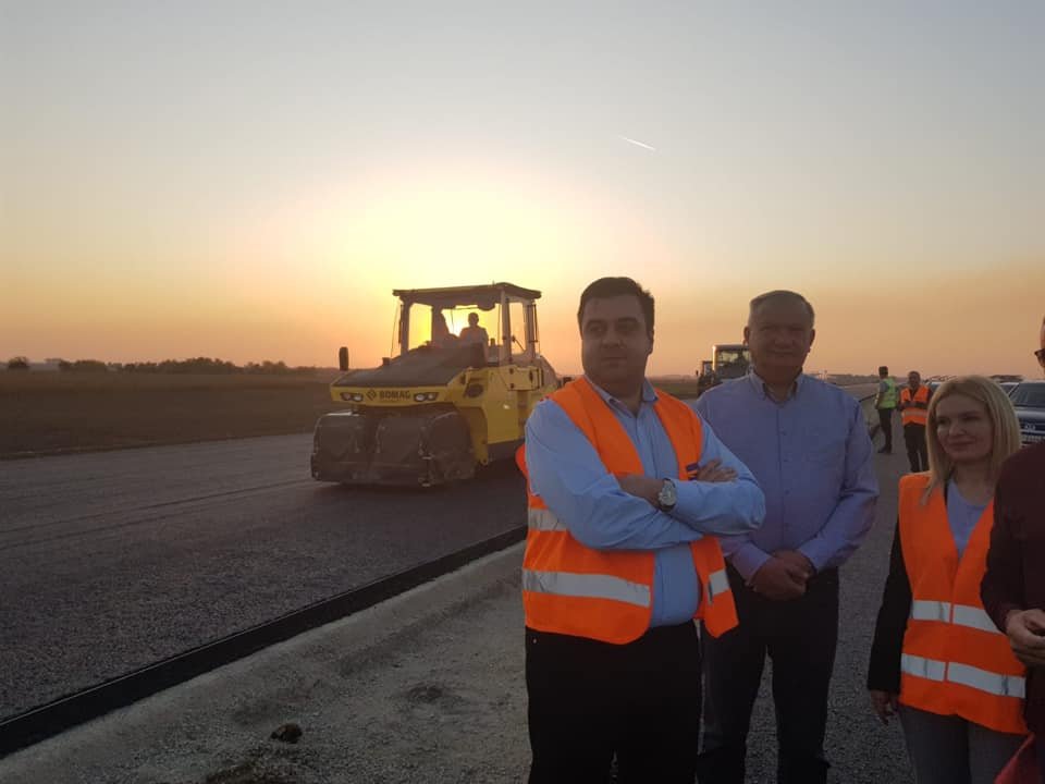 Ministrul demis se laudă că le-a luat fața ungurilor. Asfalt pe 5 km din Autostrada Transilvania