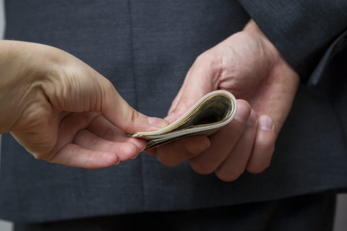 Poliţist, reţinut după ce a primit mită de 8 ori. Unde ascundea banii