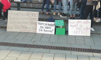 Abolvenții UMF au ieșit în stradă, la Cluj: "Vrem să profesăm, nu vrem să plecăm!"