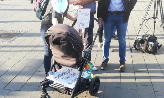 Abolvenții UMF au ieșit în stradă, la Cluj: "Vrem să profesăm, nu vrem să plecăm!"