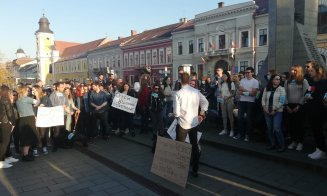 Abolvenții UMF au ieșit în stradă, la Cluj: "Vrem să profesăm, nu vrem să plecăm!"