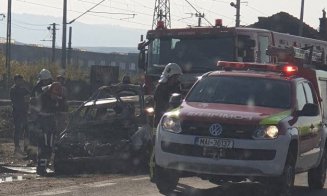 Maşină făcută scrum în apropiere de aeroport