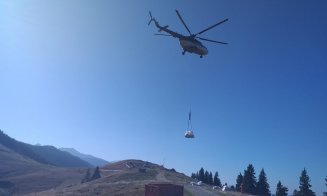 Materiale pentru un refugiu montan din Rodnei, transportate cu elicopterul de la Cluj