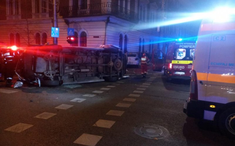 Medicul de pe ambulanța răsturnată: „Am reușit să ieșim pe un geam lateral”