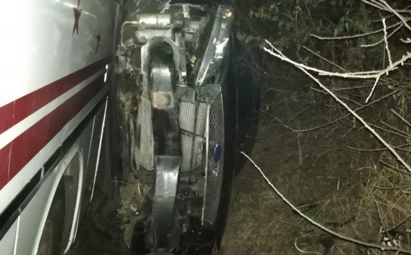 INCREDIBIL de norocoși!  Mașină răsturnată, strivită între un autocar cu 40 de pasageri și parapetul unui șanț. S-a întâmplat în Cluj
