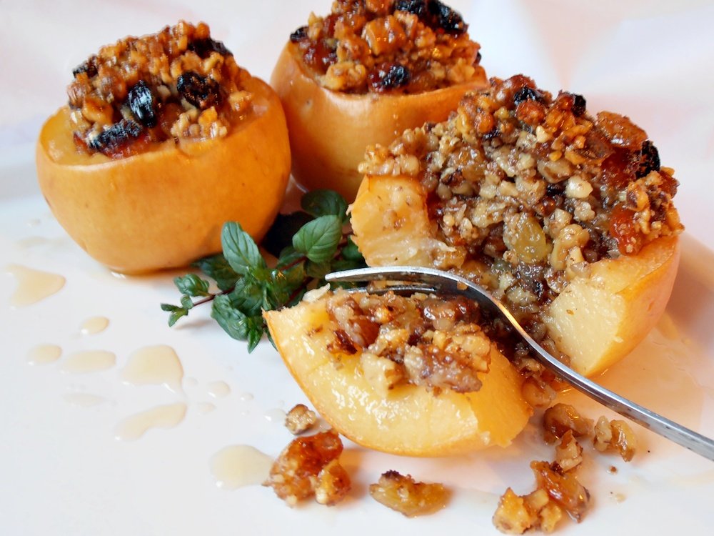 Delicii de toamnă. Gutui umplute cu nuci și stafide