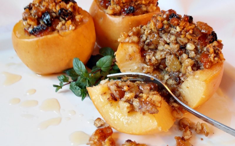 Delicii de toamnă. Gutui umplute cu nuci și stafide