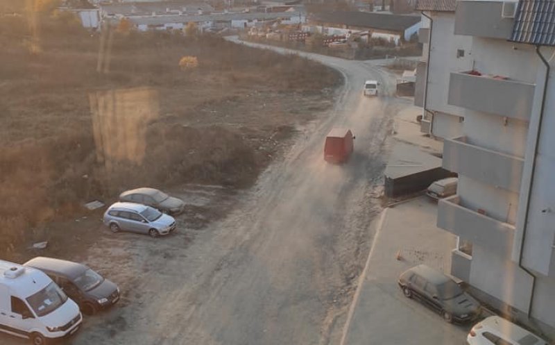 Praf ca pe Marte pe o stradă din Floreşti! "Lăsăm mașinile parcate în drum până când asfaltează, îi blocăm"