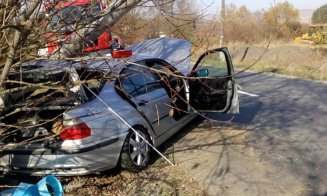 Accident violent la Cluj. Au rupt un stâlp cu mașina și au ajuns la spital